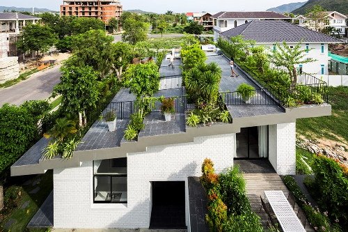 Căn nhà có vườn cây trên mái độc đáo ở Nha Trang